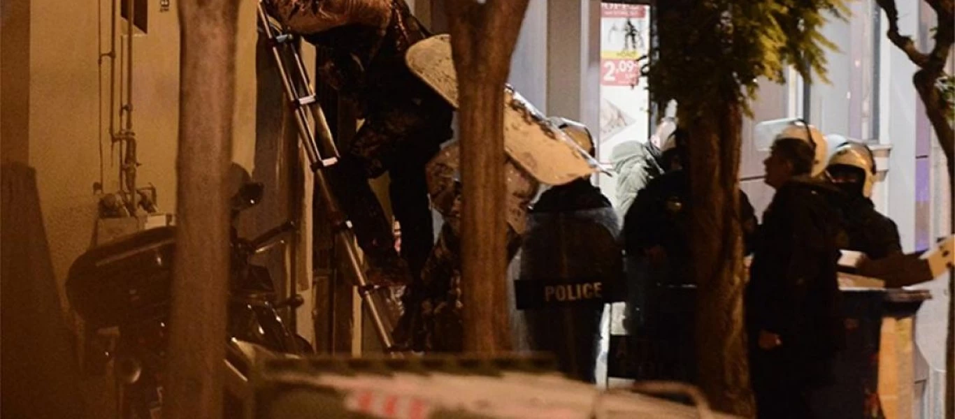 Δείτε βίντεο από την επιχείρηση της αστυνομίας στο Κουκάκι - Οι κουκουλοφόροι τους πέταγαν μπογιές (βίντεο)